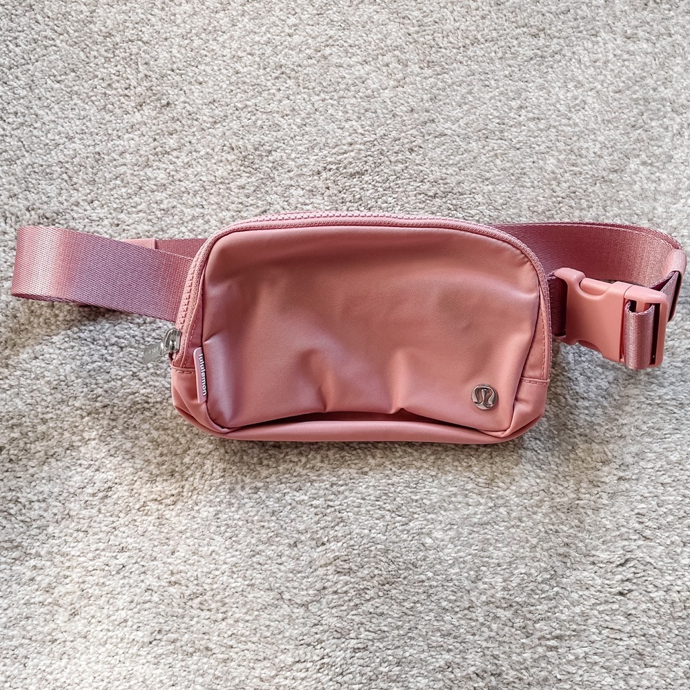 NWOT Lululemon Everywhere belt bag